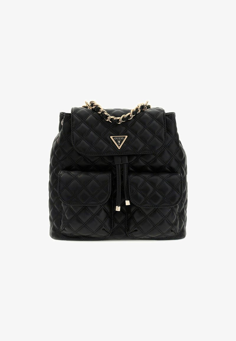 Sac à dos matelassé noir avec une bandoulière en chaîne dorée, des rabats à l'avant et deux poches avant. Comprend une plaque de logo et une fermeture à cordon.