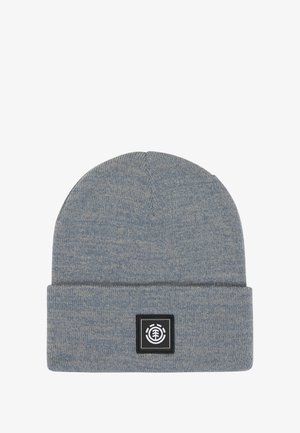 Muts in lichtgrijs, gemaakt van gebreide stof. Heeft een omgevouwen rand met een zwart vierkant patch met een logo. Glad textuur.