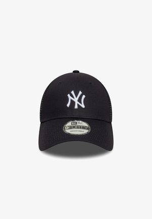 Schwarze Baseballcap mit gebogenem Schirm, ausgestattet mit einem weißen gestickten Logo auf der Vorderseite und einem Netzrücken. Verstellbare Größe.