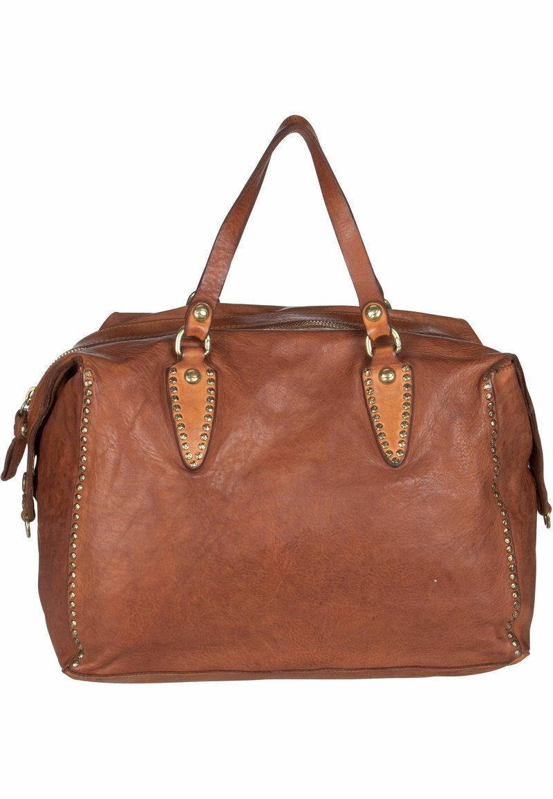 Borsa da viaggio in pelle marrone con borchie dorate lungo le cuciture, due manici superiori e chiusura con zip. Texture liscia, forma rettangolare.