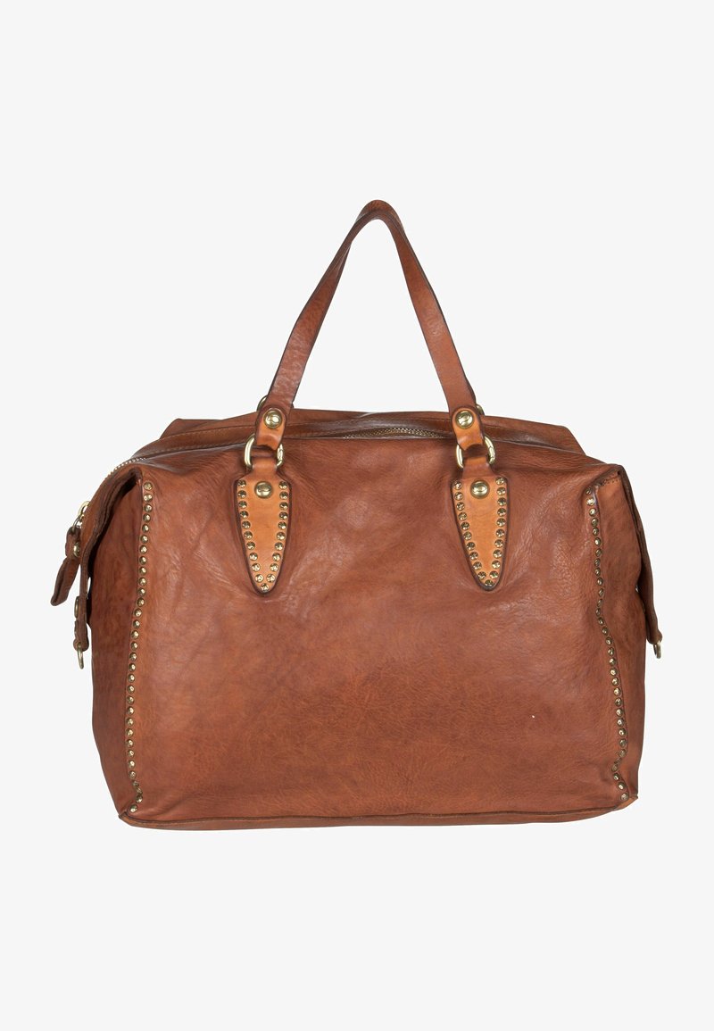 Bruine leren reistas met gouden studs langs de naden, twee bovenhandvatten en een ritssluiting. Gladde textuur, rechthoekige vorm.