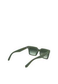 Groene matte zonnebril met vierkante monturen en gradientlenzen. Geotextureerde armen, met een metalen scharnier en een subtiele logo-detail aan één kant.