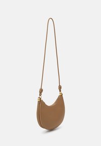 Borsa a tracolla in pelle marrone a forma curva, con zip dorata e dettagli della tracolla annodati. Texture liscia con un design minimalista.