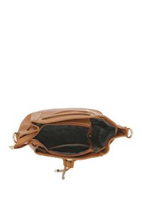 Sac à main en cuir marron avec une finition texturée, fermeture éclair sur le dessus et plusieurs compartiments intérieurs. Doublure noire et accents en laiton.