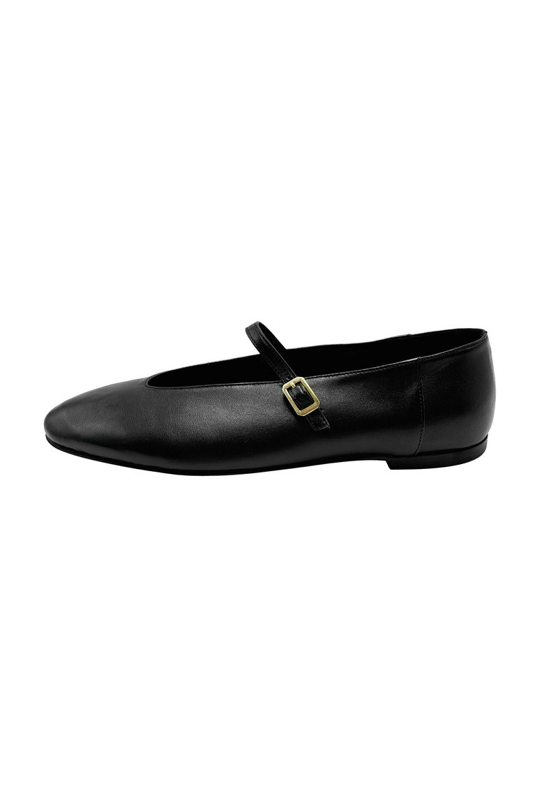 Bailarina de cuero negro con punta redonda, que cuenta con una delgada correa en el tobillo con un hebilla en tono dorado. Textura suave, diseño minimalista.