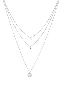 Sidabrinė dvigubo sluoksnio apyrankė, kurią sudaro trys grandinės. Viena grandinėlė turi arkliuko kojelės pakabuką, kita – kristalą, o paskutinė – apvalų diską.