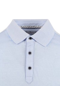 Lichtblauw poloshirt met een gestructureerde afwerking, voorzien van een klassieke kraag, een drie knoopsluiting en donkere knopen.