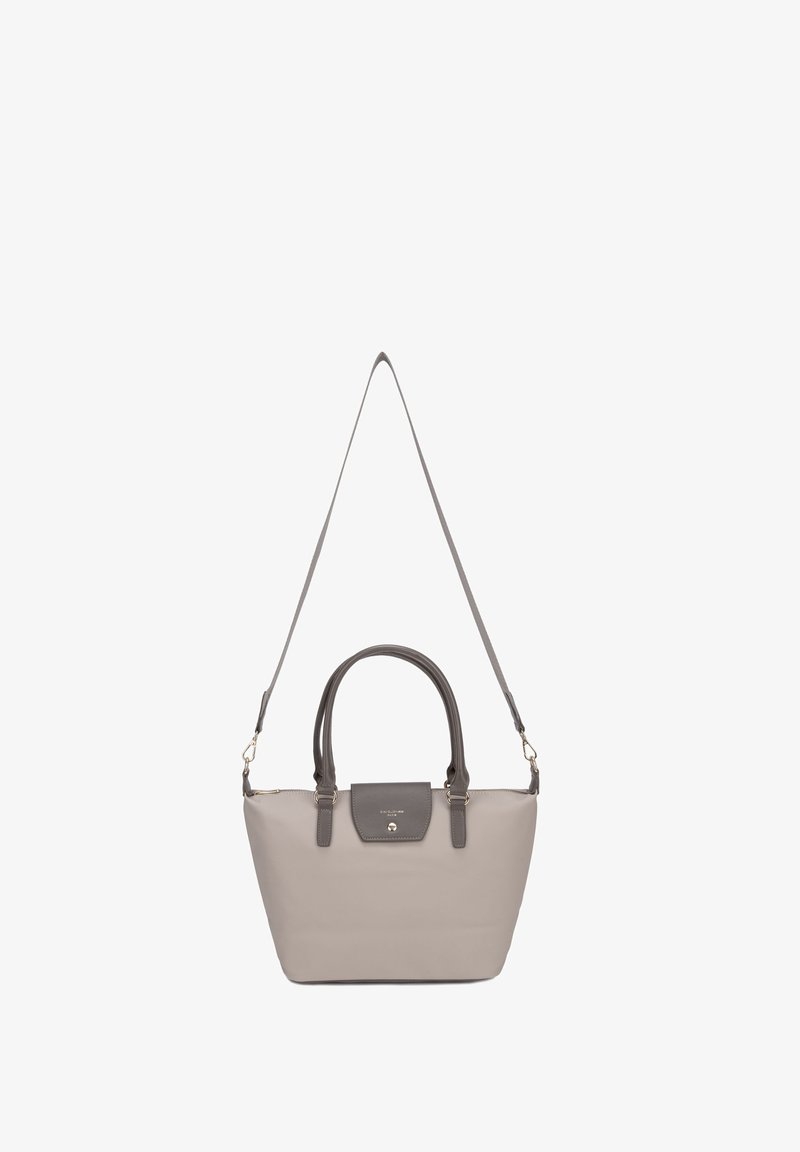 Sac à main beige avec poignées grises et bandoulière amovible, forme rectangulaire, poche à rabat avec fermeture par bouton sur le devant.