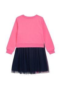 Rosa Baumwollpullover mit langen Ärmeln, kombiniert mit einem dunkelblauen Tüllrock. Der Rock besteht aus geschichteten, durchsichtigen Stoffen.