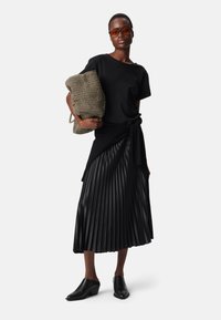 IKKS PLEATED WITH V-NECK - Robe de jour - black