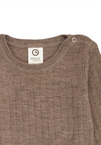 Hnědá žebrovaná bavlněná košile s kulatým výstřihem, se zapínáním na patentky na boku a štítkem s názvem značky "müsli".