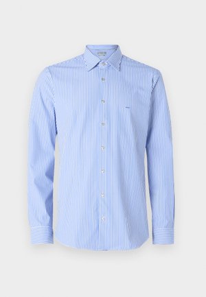 Prugasta košulja s vertikalnim svijetloplavim i bijelim prugama, ovratnikom na dugme, dugim rukavima i malim logom na prsima.