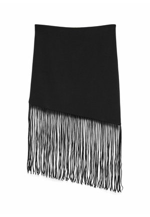 Zwarte nepstoffen rok met een asymmetrisch ontwerp en lange franjes aan de onderkant, met een gladde textuur en strakke randen.