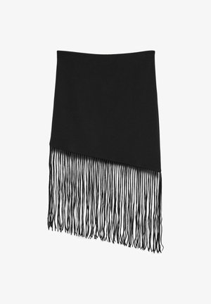 Zwarte nepstoffen rok met een asymmetrisch ontwerp en lange franjes aan de onderkant, met een gladde textuur en strakke randen.