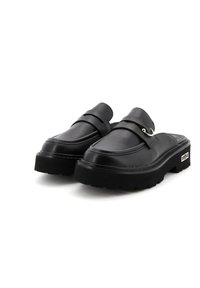 Mule in pelle nera con due cinturini e dettagli in argento, caratterizzati da una suola nera spessa con scanalature e un logo sul lato.