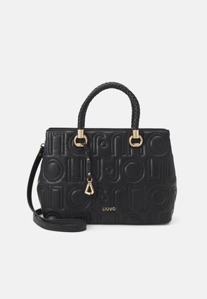 Sort læderhåndtaske fra Liu Jo med præget logomønster, flettede håndtag, guldfarvede detaljer og aftagelig skulderrem på hvid baggrund.