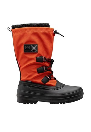 Stivale invernale alto con tomaia in tessuto impermeabile arancione brillante, suola in gomma nera, chiusura frontale con lacci e fodera in pile sulla parte superiore.