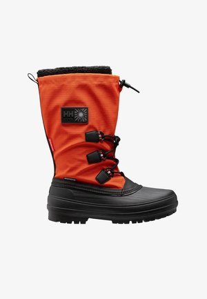 Stivale invernale alto con tomaia in tessuto impermeabile arancione brillante, suola in gomma nera, chiusura frontale con lacci e fodera in pile sulla parte superiore.