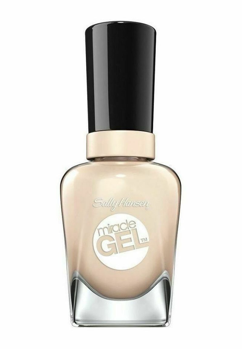 Sally Hansen Miracle Gel nagellack i en beige nyans, förpackad i en klar glasflaska med ett svart lock och silverdetaljer.