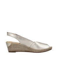 Sandale à talon en wedge argent métallique avec un bout ouvert, dessus en synthétique et détails en jute tissé sur le talon. Design à dos ouvert avec une sangle ajustable.