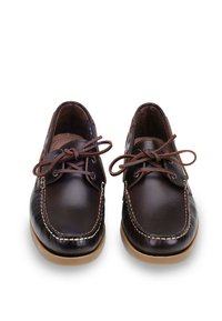 Scarpe in pelle marrone con punta arrotondata, cuciture a contrasto e lacci marroni. Presentano una suola in gomma marrone per una maggiore aderenza.