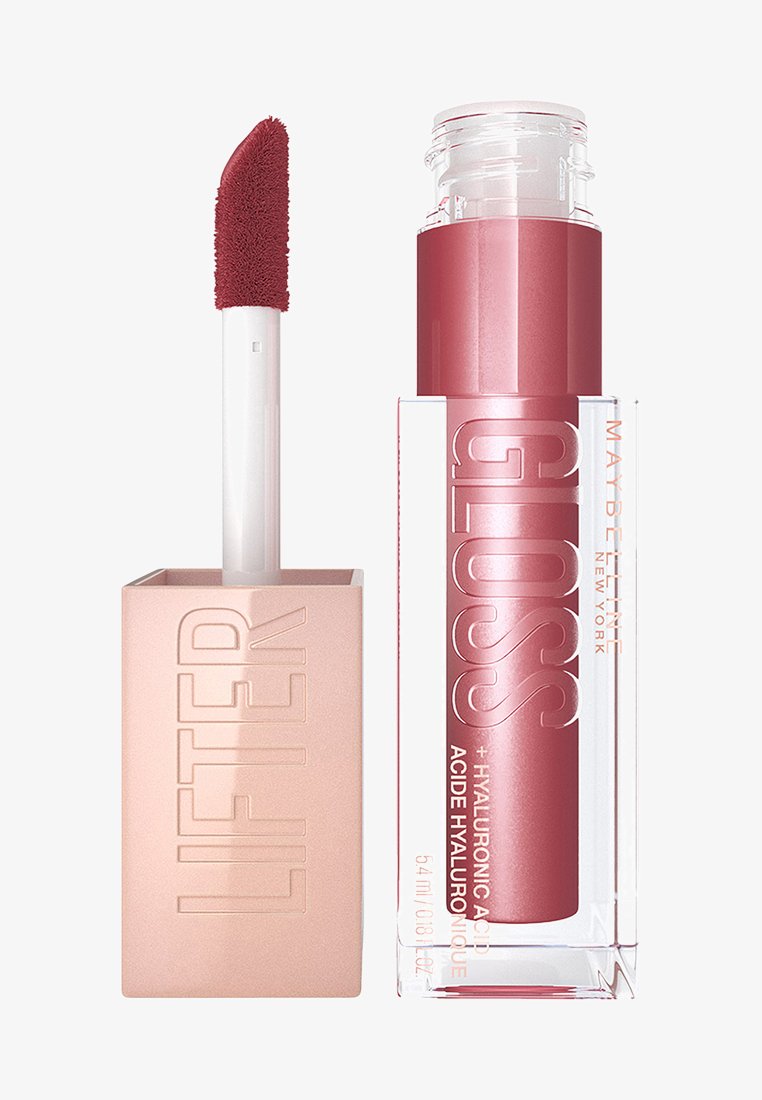 Maybelline Lifter Gloss i en cylindrisk klar tub med rosa lock. Applikatorn har en mjuk, röd flockad spets för en jämn applicering.