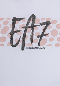 Witte t-shirt met 'EA7' in glanzend zwart lettertype, accentueert door een roze panterprint band en het 'Emporio Armani' logo eronder. Van katoen materiaal.