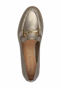 Metallisch goldener Slipper aus perforiertem Leder, runde Zehenform, dekorativer Goldbeschlagriemen und beigefarbene Innensohle mit Branding.
