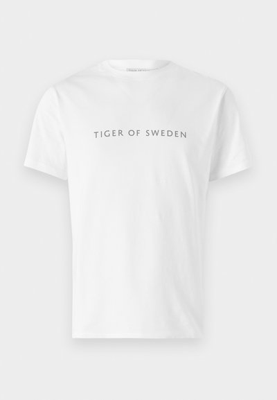 Weißes Baumwoll-T-Shirt mit kurzen Ärmeln und Rundhalsausschnitt. Mit grauem Text "TIGER OF SWEDEN", der über die Brust gedruckt ist.