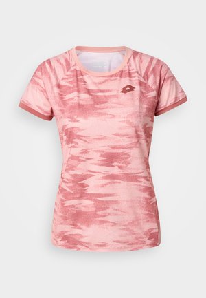 Rosa kortermet treningsskjorte med abstrakt mørkere rosa kamuflasjemønster og liten logo på venstre bryst, rund hals.