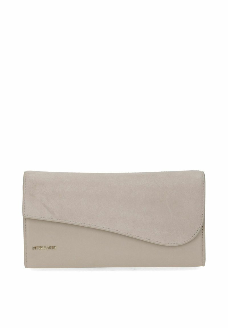 Billetera de mano beige con textura de ante, base suave, tapa plegable y un sutil logotipo en la parte frontal.