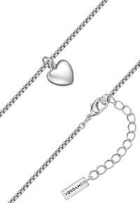 Strieborný náramok zo retiazky s lešteným prívěskom v tvare srdca, s nastaviteľnou dĺžkou, s karabínkovým zapínaním a obdĺžnikovou visačkou.