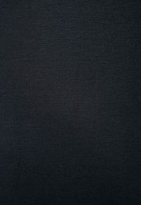 T-shirt noir en coton avec une texture lisse et un design ajusté. Pas de motifs ou d'accents visibles. Style col rond standard.