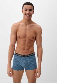 Blauwe en witte gestreepte boxershort met een zwarte tailleband waarop de merknaam staat. Rekbare stof met een nauwsluitende pasvorm en een gladde textuur.