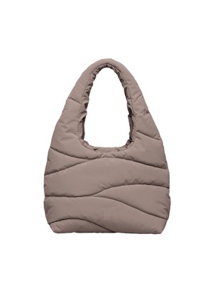 Sac d'épaule taupe doux et matelassé avec poignée large en forme de boucle et détails ondulés cousus sur une surface en tissu lisse.