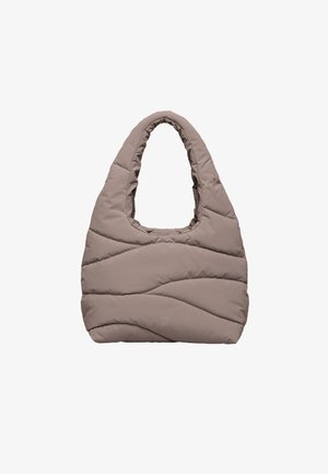 Bolso de hombro acolchado suave en tono topo con asa ancha en forma de bucle y detalles ondulados cosidos sobre superficie de tela lisa.