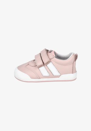 Zapatos de cuero rosa con rayas blancas, que cuentan con dobles correas de Velcro, punta redondeada y una suela de goma blanca texturizada.