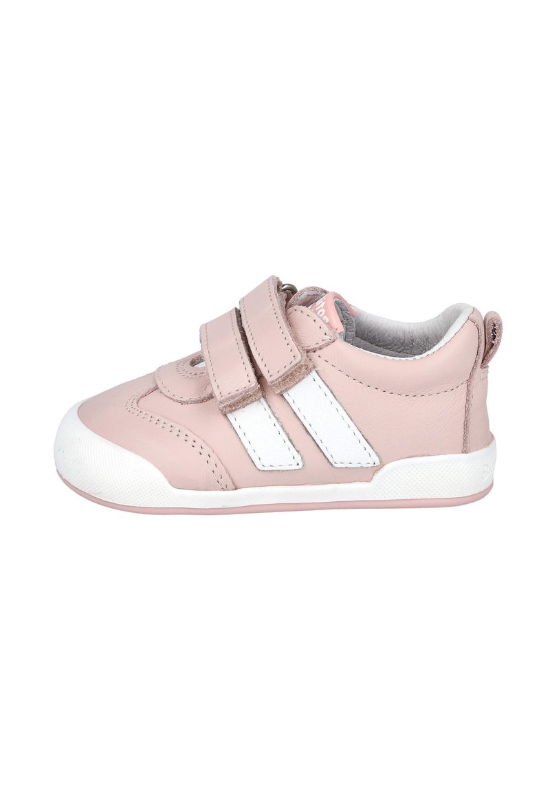 Zapatos de cuero rosa con rayas blancas, que cuentan con dobles correas de Velcro, punta redondeada y una suela de goma blanca texturizada.