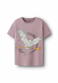 Roze katoenen T-shirt met een grafiek van een witte uil met uitgespreide vleugels, die een bezemsteel vasthoudt, en de tekst "Welkom in Hogwarts."
