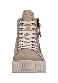 Beige hoge sneakers van gestructureerd suède materiaal, witte veters, zijrits detail en een geribbelde rubberen zool. Voorzien van geperforeerde branding.
