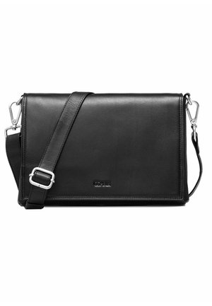 Czarna skórzana torba crossbody o prostokątnym kształcie, z regulowanym paskiem, srebrnymi akcentami i wytłoczonym logo z przodu.