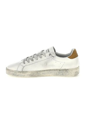 Sneaker bianco con tomaia in pelle liscia, lacci grigi piatti, suola in gomma testurizzata e accentatura in suede marrone sul tallone.