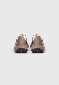 Et par brun og rosa sneakers vist fra bak på en enkel hvit bakgrunn.
