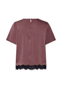 Blouse en satin mauve à manches courtes avec fermeture boutonnée au niveau de l'encolure dos et bordure en dentelle noire à l'ourlet.