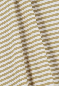 Tissu en coton avec des rayures horizontales alternées de vert olive et de blanc, présentant une texture lisse et un espacement régulier.