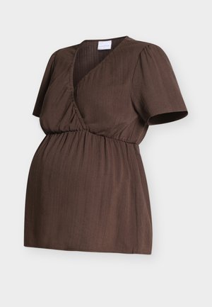 Bluză maro de maternitate cu mâneci scurte bufante, decolteu în V tip înfășurat, talie elastică adunată, prezentată pe un fundal alb.