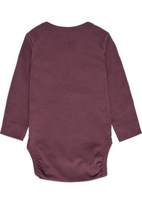 Bodysuit z długim rękawem w kolorze burgundowym. Wykonany z prążkowanej tkaniny, z okrągłym dekoltem, elastycznymi mankietami oraz marszczeniami u dołu.