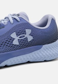 Under Armour CHARGED  - Cestná bežecká obuv - starlight/downpour gray/white