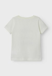 Kortærmet t-shirt i lys cremefarvet bomuld. Rund halsudskæring med en glat tekstur, der har et enkelt, ensfarvet design uden mønstre eller detaljer.