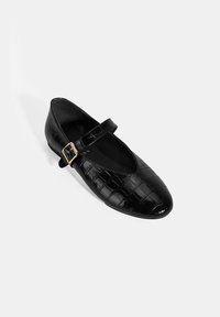 Schwarze Lackleder-Mary Jane-Schuhe mit Krokodilstruktur, runder Zehenpartie und einem Riemen mit goldfarbener Schnallenakzentuierung.